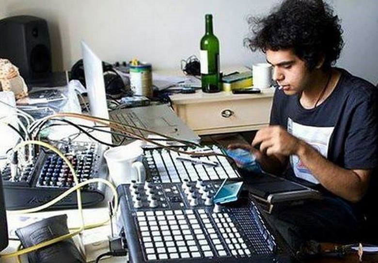 مهدیار آقاجانی کیست؟